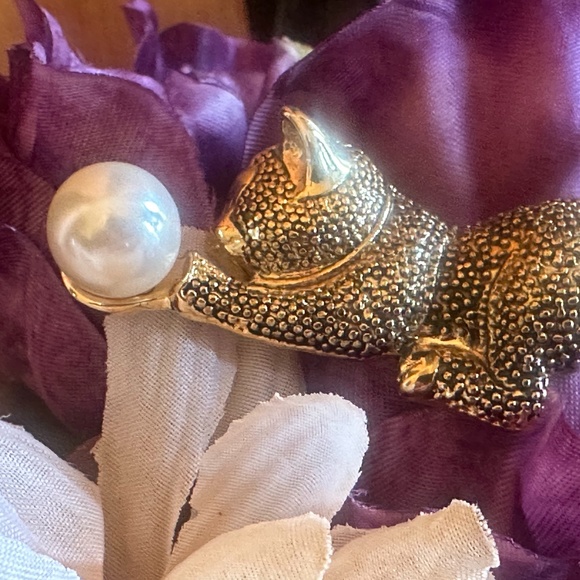 Gold-Tone Kitty Cat Brooch Chasing a Faux Pearl - Picture 4 of 11